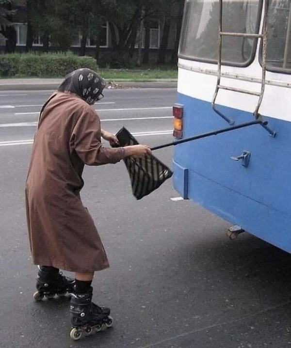 1. Похоже, эта бабуля знает толк в передвижениях на своих двоих 😂