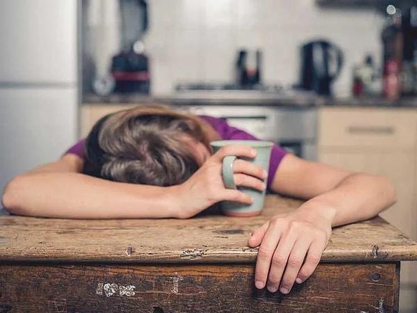 14. Yorgun hissediyorsanız, kafeine sarılmadan önce bir bardak su içip, 15 dakika bekleyin. Daha iyi hissettiğinizi göreceksiniz.