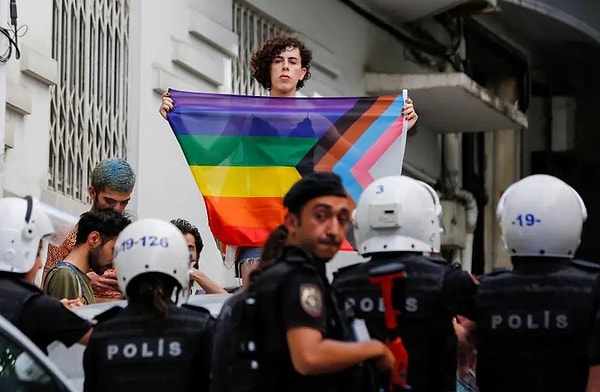 İstanbul LGBTİ+ Onur Haftası Komitesi’nin paylaştığı bilgilere göre, gözaltına alınanlar arasında İran, Libya, Rusya, Portekiz ve Avustralya’dan da beş kişi var.