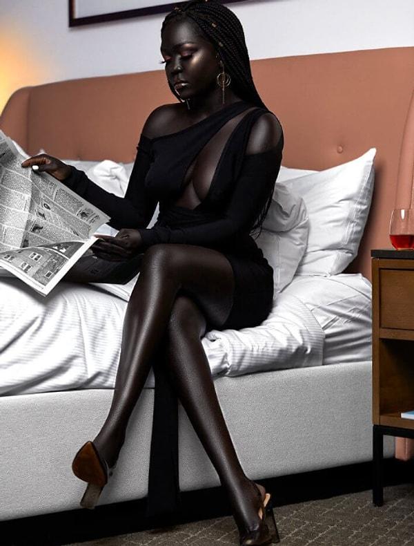 3. Yüksek melanin seviyesinden dolayı çok koyu bir teni olan, bu yüzden  "Karanlığın Kraliçesi" olarak bilinen, Güney Sudanlı bir model olan Nyakim GatwechNyakim Gatwech👇