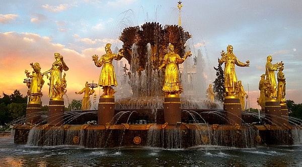 10. Сколько женских статуй составляет композиция фонтана «Дружбы народов»?