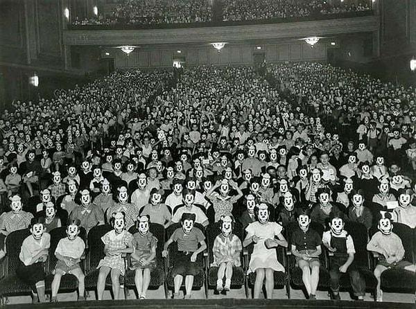 4. "1930'lardaki Micky Mouse Klübü toplantısından bu kare çok ürkütücü değil mi?"
