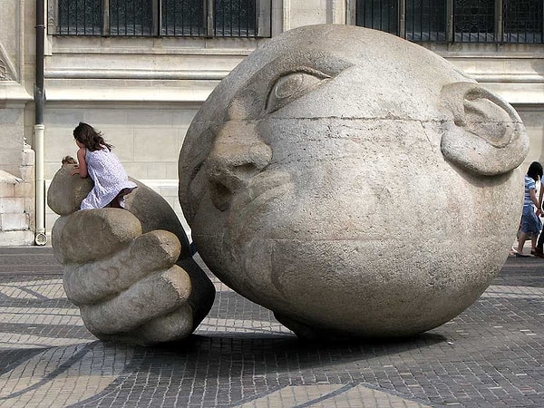 4. Как еще называют вот эту статую в Париже?