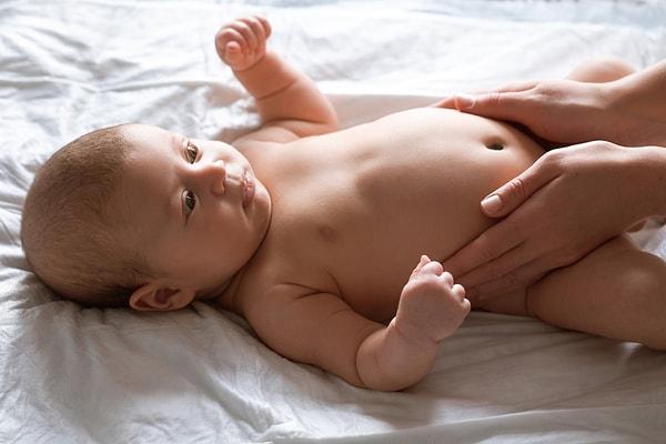 Göbek fıtığının en temel belirtisi bebeğin karın bölgesinde şişlik veya çıkıntı olması.