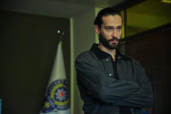 Ekin Koç's Compelling Portrayal of Efe Tekin in the Hit Series 'Üç Kuruş'