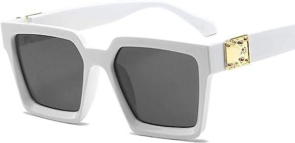 Yaz aylarının en trend gözlük modellerinden biri de her zaman her yerde dikkatleri üzerinize çekmeyi başaracak olan beyaz kemik çerçeveli gözlükler.