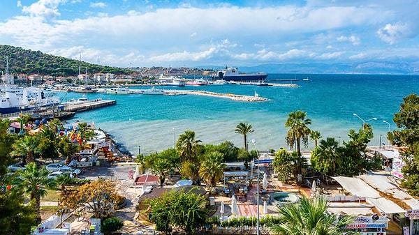 İzmir'in turistik ilçesi olan Çeşme'nin nüfusu her yıl görmeye alışık olduğumuz gibi bu yıl da bayram tatilinde 50 binden 1 milyona çıktı.
