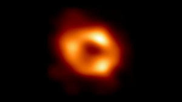 Bir kara deliğin ilk görseli, 2019'da Olay Ufku Teleskobu (Event Horizon Telescope-EHT) tarafından yayınlandı.