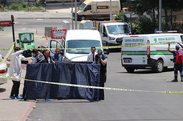 Olay, Harman Mahallesi Aşıklar Caddesi 165'inci Sokak'ta saat 11.00'da meydana geldi. Alınan bilgiye göre kendisini aldattığını düşündüğü eşi Döndü Ünal'la sokakta tartışan Akif Ünal eşini sokak ortasında vurarak öldürdükten sonra intihar etti.