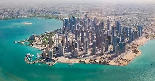 Katar'ın bağımsızlık süreci ise komşu ülkelerle yaşanan anlaşmazlıklar nedeniyle zorluklarla dolu olmuştur. Ancak 1971 yılında Birleşik Krallık'tan ayrılarak bağımsız bir emirlik haline gelmiştir.