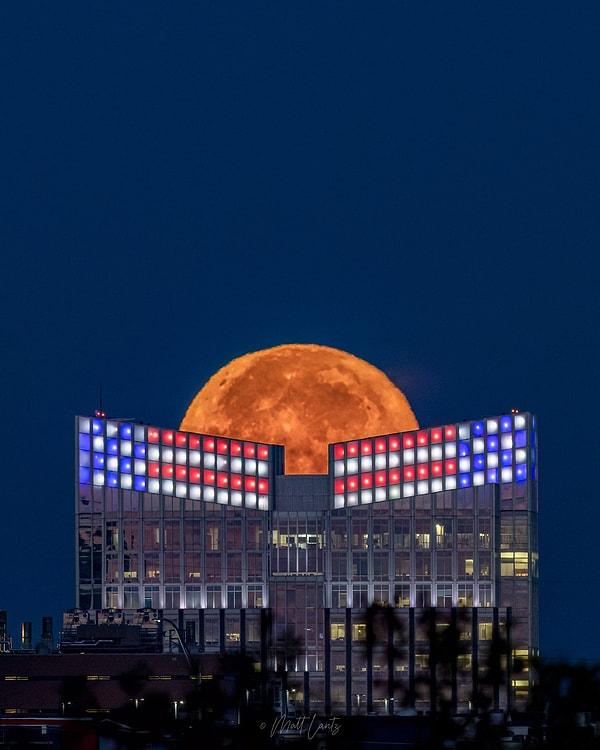Fort Worth Belediye Binası'nın arkasından böyle göründü.