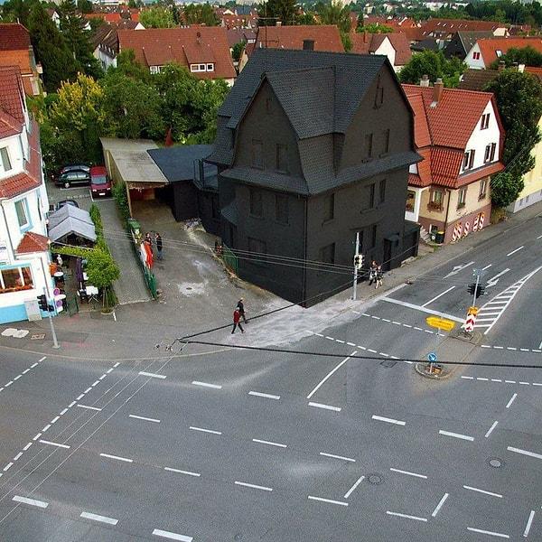 1. Almanya'da tamamen siyaha boyanmış bir ev.