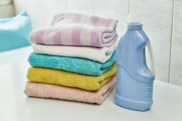 Çamaşır yıkarken olmazsa olmazlardan biri yumuşatıcılar. Evinizde doğal bir yumuşatıcı yapmak da çok kolay.