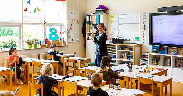 Hollanda hükümeti okullarda okuyan öğrenciler için çok tartışmalı bir yasayı uygulamaya hazırlanıyor.