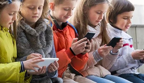 Hükümet, önümüzdeki yıl okullarda cep telefonu, tablet ve akıllı saat kullanımını yasaklayacak.