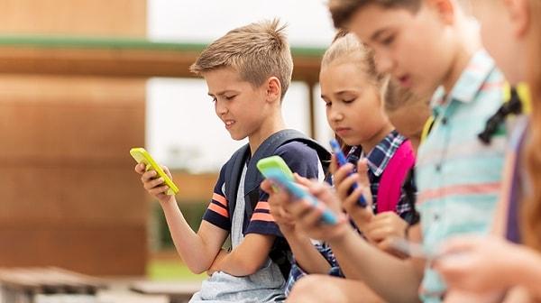 Örneğin Fransa'da yaklaşık üç yıldır anaokulu, ilkokul ve ortaokullarda cep telefonu kullanımı tamamen, liselerde ise kısmen yasaklanmış durumda.