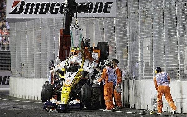 5. "Renault F1 takımı, Fernando Alonso'ya avantaj sağlamak Nelson Piquet Jr.'ı kasıtlı olarak kaza yapmaya zorlamıştı."