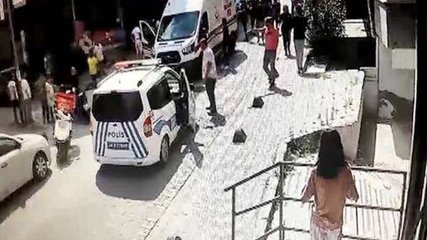 İstanbul'un Küçükçekmece ilçesine bağlı Gültepe Mahallesi'nde dün saat 15.00 sıralarında ev sahibi ile kiracı arasında kira zammı nedeniyle tartışma yaşandı.