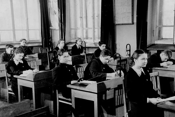 Хоть и считалось, что раздельное обучение улучшит дисциплину и сделает из мальчишек бравых воинов, на деле все было наоборот