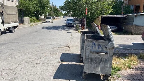 Melikgazi ilçesi Selçuklu Mahallesi’nde 2 gün önce konteynere çöp atmaya gelen kişiler, hareketsiz halde yatan bebek buldu.