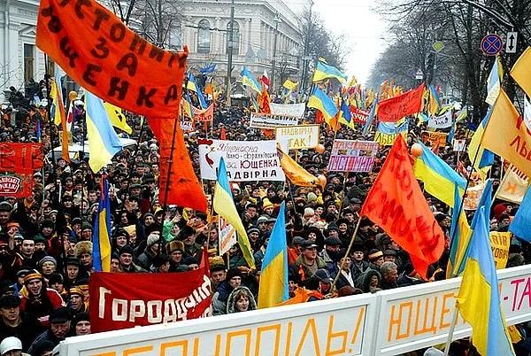 Protestoların giderek büyümesi ve kamuoyunun baskısı sonucunda, Ukrayna Yüksek Mahkemesi, seçim sonuçlarını iptal etmiş ve yeni bir seçim yapılmasına karar verilmiştir.