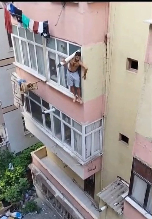 Olay dün saat 17.00 sıralarında meydana geldi. Şirinevler Mahallesi’nde bulunan 5 katlı binanın dördüncü katında oturan Tunuslu Radhouane Tayarı, uzun süredir ilişkisi olmadığını söyleyerek balkon kenarından aşağıya sarktı.