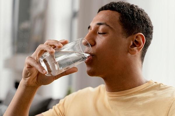 Yaz aylarında vücudumuzdaki su içeriğini korumak için daha fazla su içeriz