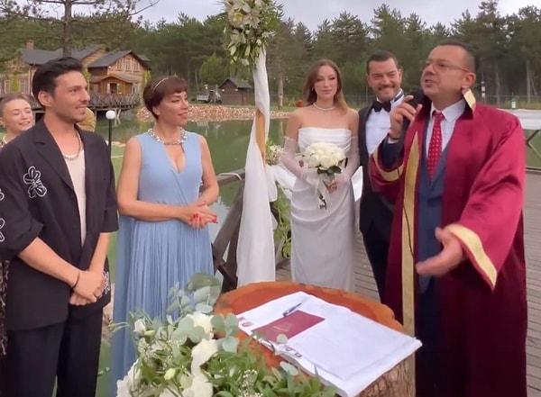 Bolu'da orman içinde evlenen çiftin şahitliğini ise yakın arkadaşları Yeşim Ceren Bozoğlu ve Salih Bademcioğlu yaptı.
