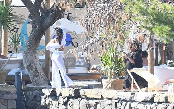 Özel bir villada 13 kişilik özel bir ekip eşliğinde tatil yapan Arap prenses, Bodrum'da ünlü bir plajın locasında da görüntülendi.