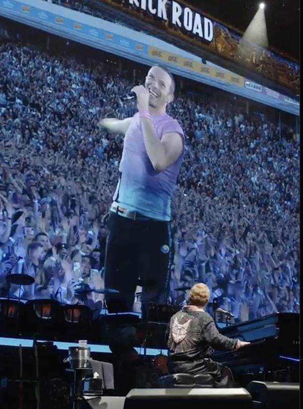 Konserin başka bir sürprizi ise Coldplay grubunun kendi konserlerinden Elton John'un konserine canlı bağlanması oldu. Vokal Chris Martin duygusal bir konuşma ile John'a "Her şey için teşekkür etti."