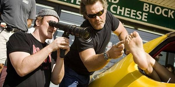 Quentin Tarantino ise üzerinde çok konuşulan bu konu için "İnsanların sandığı gibi ayak fetişim yok. Sadece ayak yalamayı seviyorum."