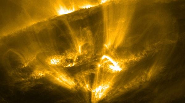 Güneşin atmosferindeki plazma yağmuru yere indiğinde bir sıçrama yapar. Avrupa Uzay Ajansı'nın Solar Orbiter'inden alınan yeni gözlemler, parlak ateş topu etkileri ve plazmada ani yukarı dalgalanmalar dahil olmak üzere, bu koronal yağmurun nasıl yağdığına dair daha önce görülmemiş ayrıntıları ortaya çıkardı.