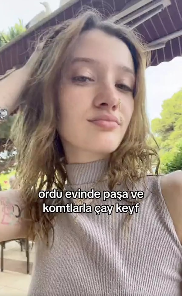 Genç şarkıcı Aisu, TikTok platformunda paylaştığı ve eski askerlerle çektiği “paşa ve komtlarla çay keyf” notunu düştüğü videosu gündem olmuştu.