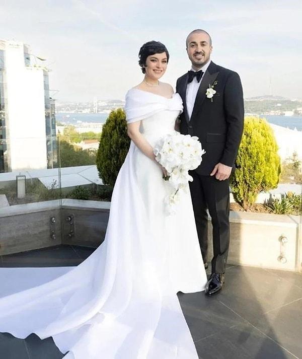 Geçtiğimiz Mayıs ayında Mustafa Aksakallı ile nikah masasına oturan Ezgi Mola, gazetecilere hamile olduğu müjdesini vermişti.