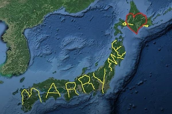 1. 2010 yılında, Japon bir adam, Japonya'nın dört bir yanını dolaşarak GPS çizimi tamamladı ve kız arkadaşına evlenme teklif etti. İşte dünyanın en büyük GPS çizimi👇