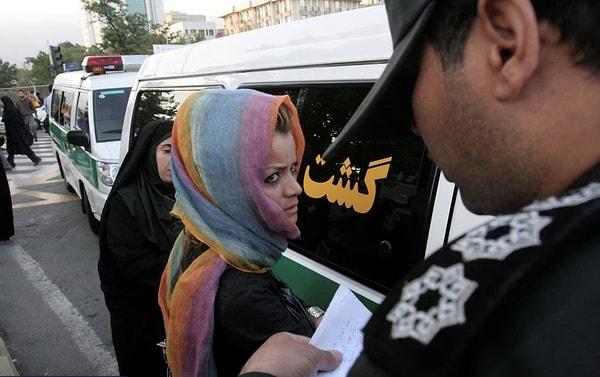 İran Polis Teşkilatı Sözcüsü Seyid Muntazer Mehdi ise başörtüsü takmayanlara yönelik yeni uygulamaların yürürlüğe gireceğini duyurdu.