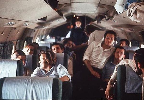 3. Uruguaylı ragbi takımı, 13 Ekim 1972 günü Uruguay Hava Yolları'nın 571 sefer numaralı uçuşundaydı. Ancak uçak düştü ve birçok kişi öldü. Hayatta kalan kişiler, ölen arkadaşlarının bedenini yemek zorunda kaldı.