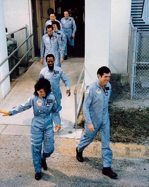 9. Bu fotoğrafın ardından 28 Ocak 1986 tarihinde Challenger Uzay Mekiği kazası yaşandı ve fotoğraftaki yedi astronot hayatını kaybetti.