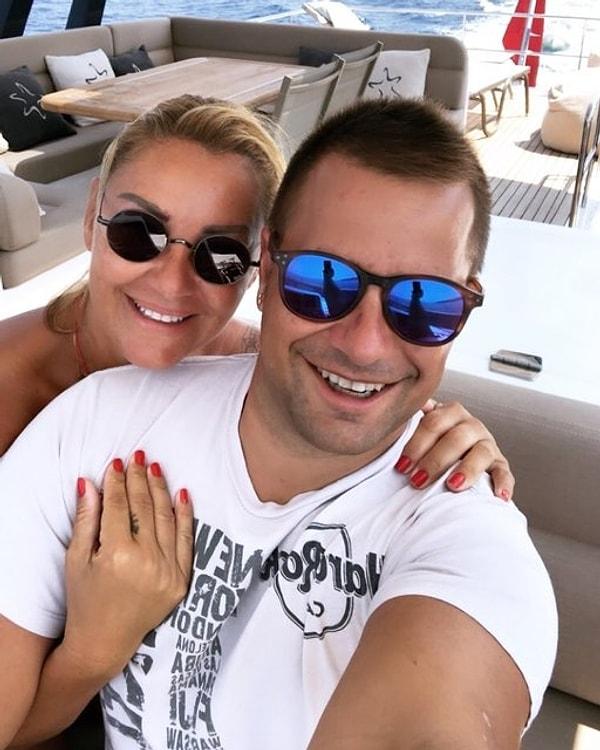 2008 yılında kendisi gibi oyuncu Yağmur Atacan ile nikah masasına oturan ve 15 yıldır büyük bir aşkla birbirlerine bağlı olduklarını gösteren Pınar Altuğ, sosyal medya paylaşımlarıyla dikkat çekiyor.