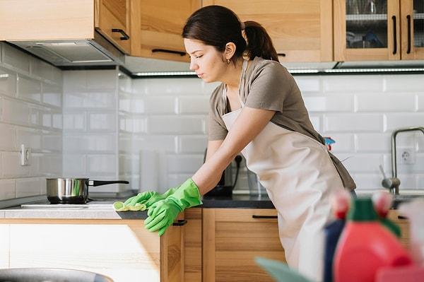 Mutfak ve yemek alanlarındaki yüzeylerin düzenli olarak temizlenmesi ve sanitize edilmesi bakteri varlığının azaltılmasına yardımcı olabilir.