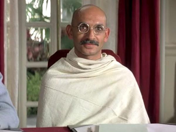 9. Ben Kingsley, Gandhi rolüne bürünmek için saçını tıraş edip 9 kilo verdi.