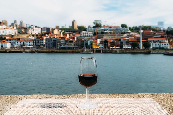 13. Porto, şarapları ile meşhur, Portekiz'in kendi bira ve kokteyl markaları da var. Avrupa'nın diğer noktalarına göre epey uygun ve envai çeşit var. Deniz ürünleri ve içki; hem çok çeşitli ve fiyat skalası çok çeşitli olan iki şey.