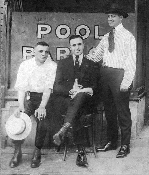 4. 19 yaşındaki Al Capone, babası ve amcasıyla birlikte. 1917)