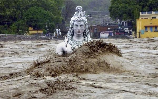 1. Hindistan'ın Uttrakhand eyaletindeki sel felaketi sırasında "Yok Edici Tanrı" Şiva'nın kısmen su altında kalan heykeli.