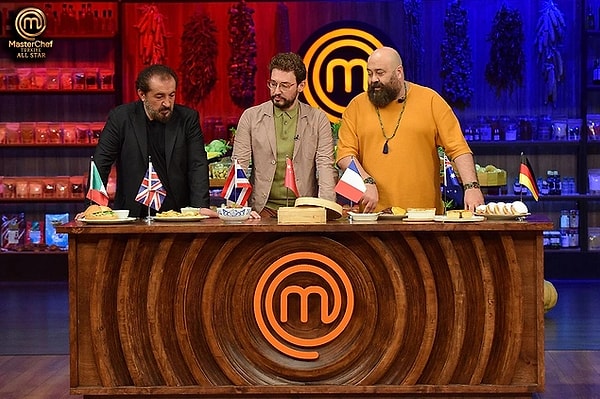 1. MasterChef Türkiye All Star'da dün akşam yine kıran kırana bir mücadele vardı. Yeni bir haftada yeni bir takımla ikinci kez dokunulmazlık mücadelesi verecek olan yarışmacılar son derece gergindi. Elenmenin herkesin burnunun ucundaki tek bir hataya baktığını ve hayallerine veda etme ihtimalini yeniden gören All Star'lardan kimler eleme potasına gitti? 19 emmuz MasterChef All Star eleme adayları kimler oldu?