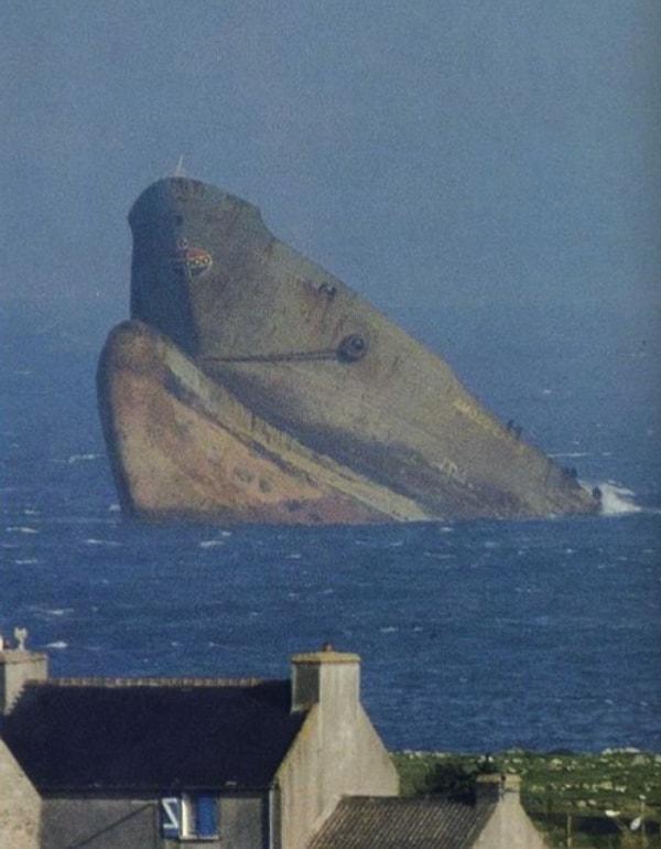 6. 1978'de batan Amoco Cadiz isimli geminin batış sahnesi, su yüzeyine çıkan dev bir balinayı anımsatmıyor mu?