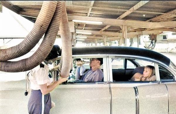 7. Arabalı lokantadaki bir ailenin arabasına soğuk hava veriliyor, 1957.👇