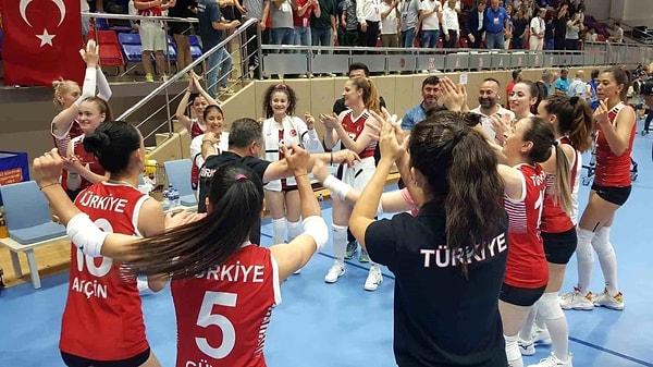 14. İşitme Engelliler Türkiye Kadın Voleybol Milli Takımı, Karabük'te gerçekleştirilen 11. Avrupa İşitme Engelliler Voleybol Şampiyonası yarı finalinde İtalya'yı 3-0 yenerek finale yükseldi.