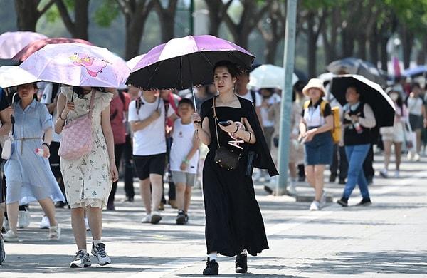 Kuzey Yarımküre'yi ve Asya'yı etkisi altına alan sıcak hava dalgası yüzünden Çin'in başkenti Pekin, 35 derece üstü sıcaklıkları görerek korkutucu bir rekora koşuyor.