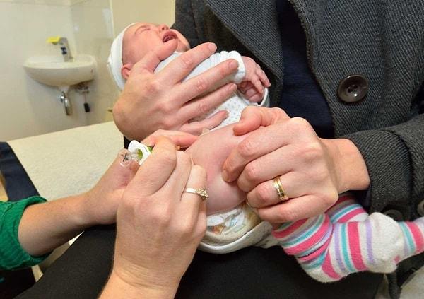 Yeni doğan bebekler çok küçük olsa da sağlıklı bir yaşam sürmeleri için aşı olmaya ihtiyaçları vardır.